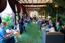 Один летний день с азербайджанскими модницами (ФОТО)