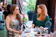 Один летний день с азербайджанскими модницами (ФОТО)