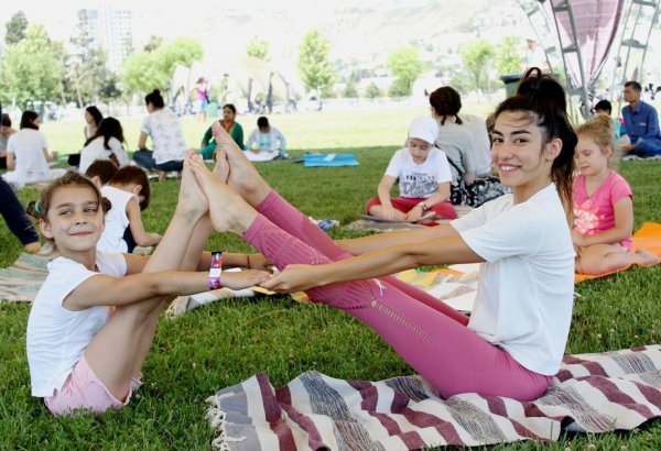 Йога на открытом воздухе - масштабный Фестиваль в Баку (ФОТО)