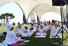 Йога на открытом воздухе - масштабный Фестиваль в Баку (ФОТО)