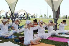 Йога на открытом воздухе - масштабный Фестиваль в Баку (ФОТО)