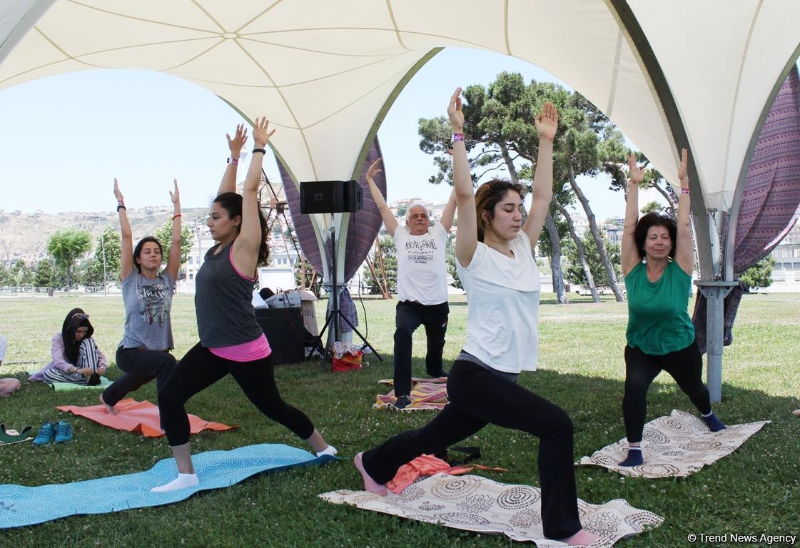 Йога на открытом воздухе - масштабный Фестиваль в Баку (ФОТО)