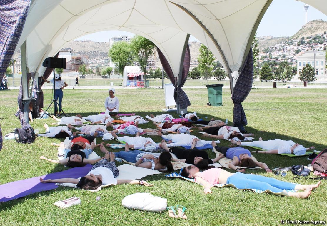 Йога на открытом воздухе - масштабный Фестиваль в Баку (ФОТО)