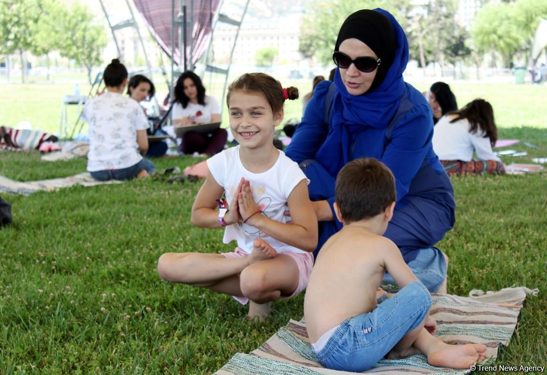 Йога на открытом воздухе - масштабный Фестиваль в Баку (ФОТО)