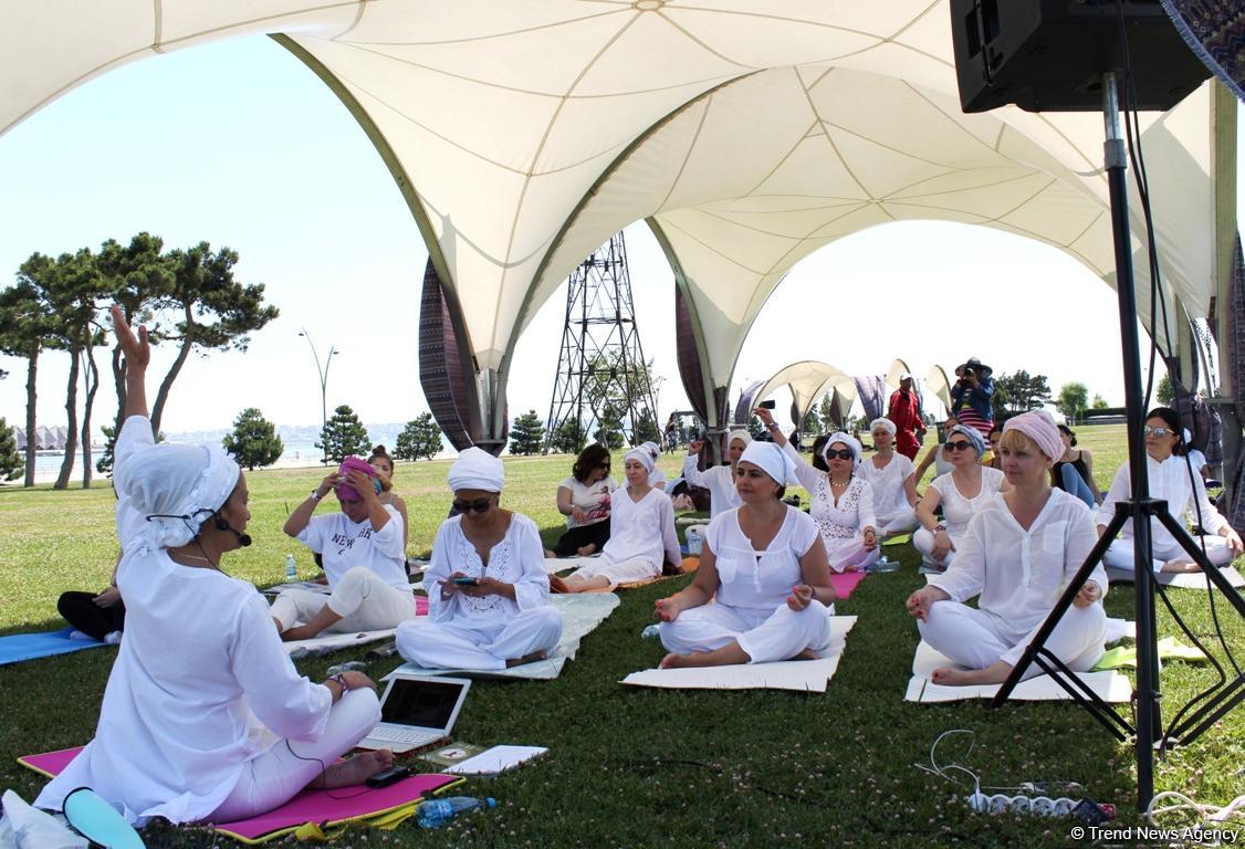 Йога на открытом воздухе - масштабный Фестиваль в Баку (ФОТО)