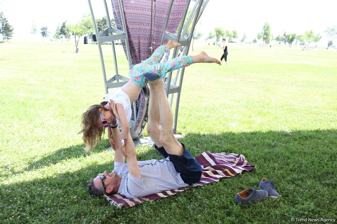 Йога на открытом воздухе - масштабный Фестиваль в Баку (ФОТО)