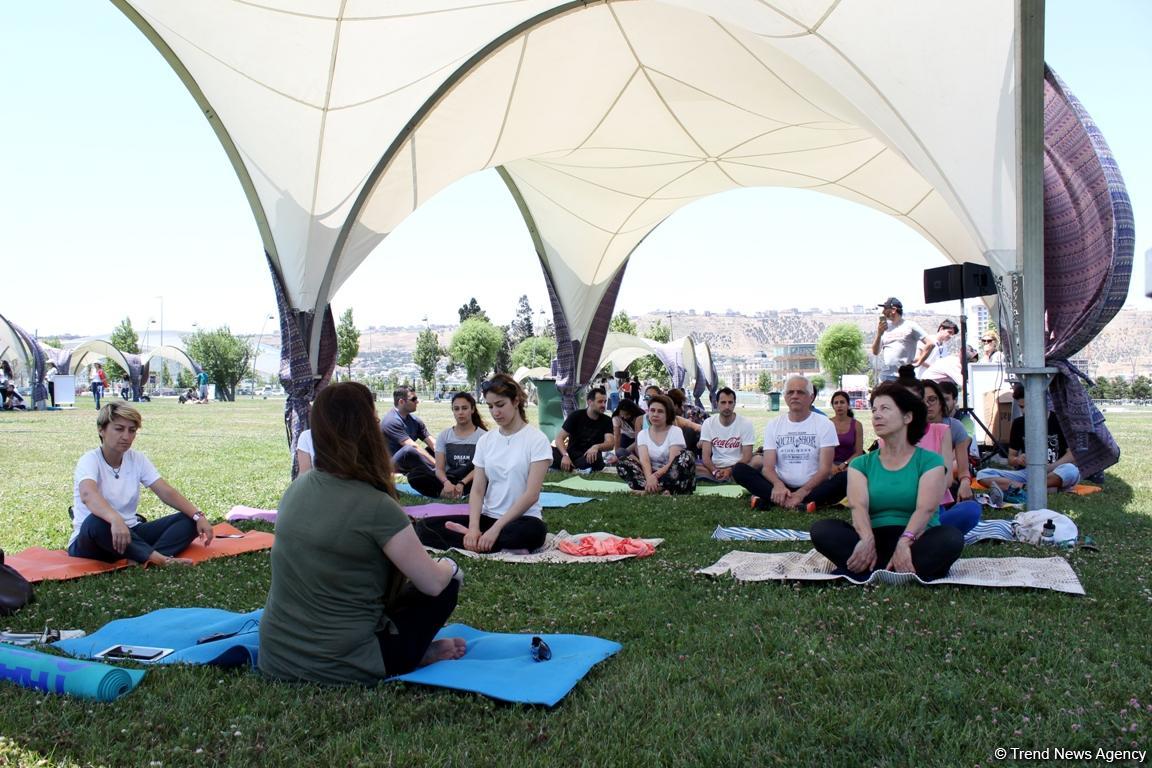 Йога на открытом воздухе - масштабный Фестиваль в Баку (ФОТО)