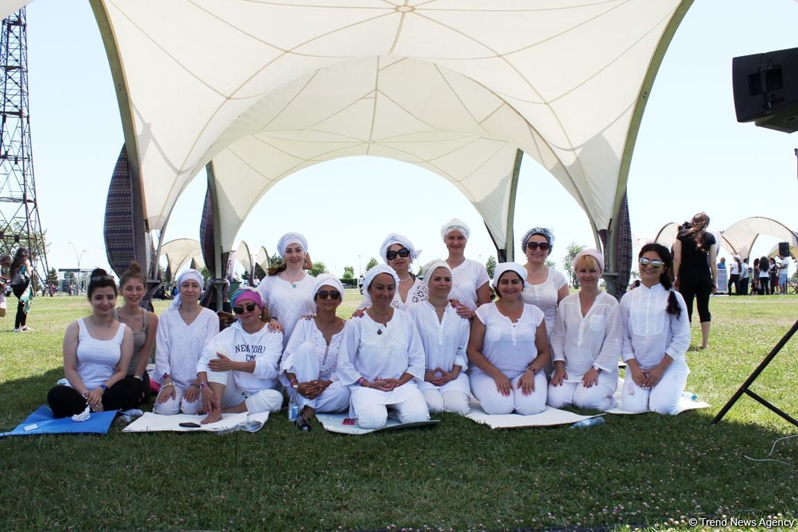 Йога на открытом воздухе - масштабный Фестиваль в Баку (ФОТО)