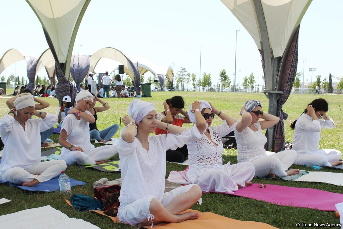 Йога на открытом воздухе - масштабный Фестиваль в Баку (ФОТО)