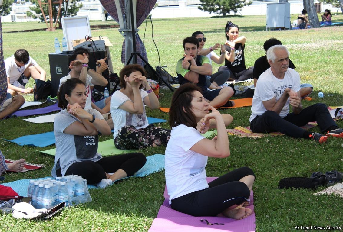 Йога на открытом воздухе - масштабный Фестиваль в Баку (ФОТО)