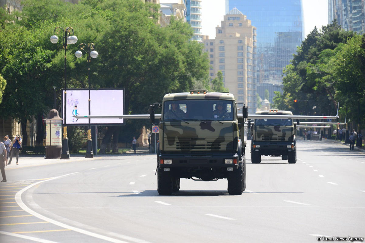 В Баку прошел военный парад в связи со 100-летним юбилеем ВС Азербайджана (ФОТО/ВИДЕО)