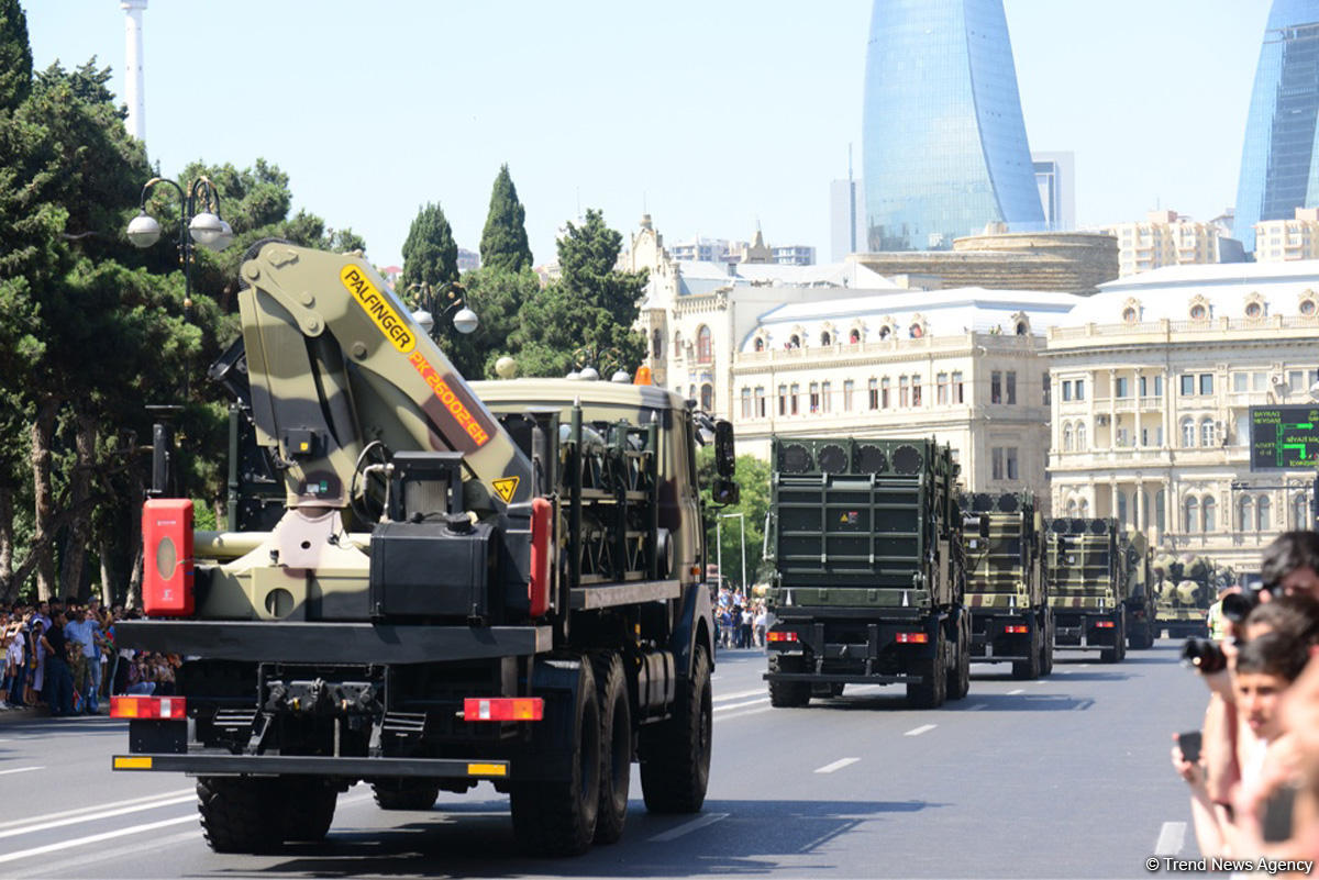 В Баку прошел военный парад в связи со 100-летним юбилеем ВС Азербайджана (ФОТО/ВИДЕО)
