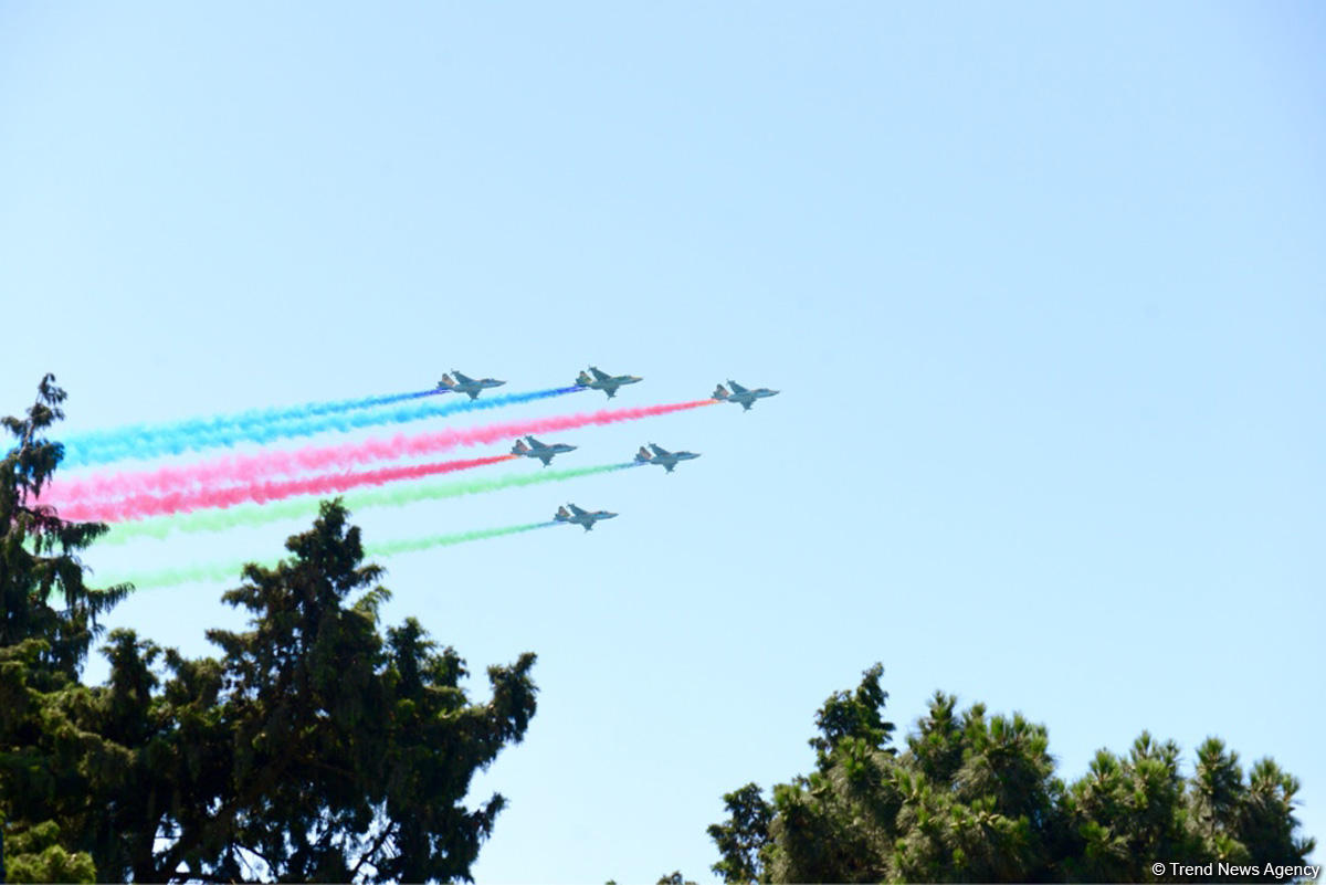 В Баку прошел военный парад в связи со 100-летним юбилеем ВС Азербайджана (ФОТО/ВИДЕО)