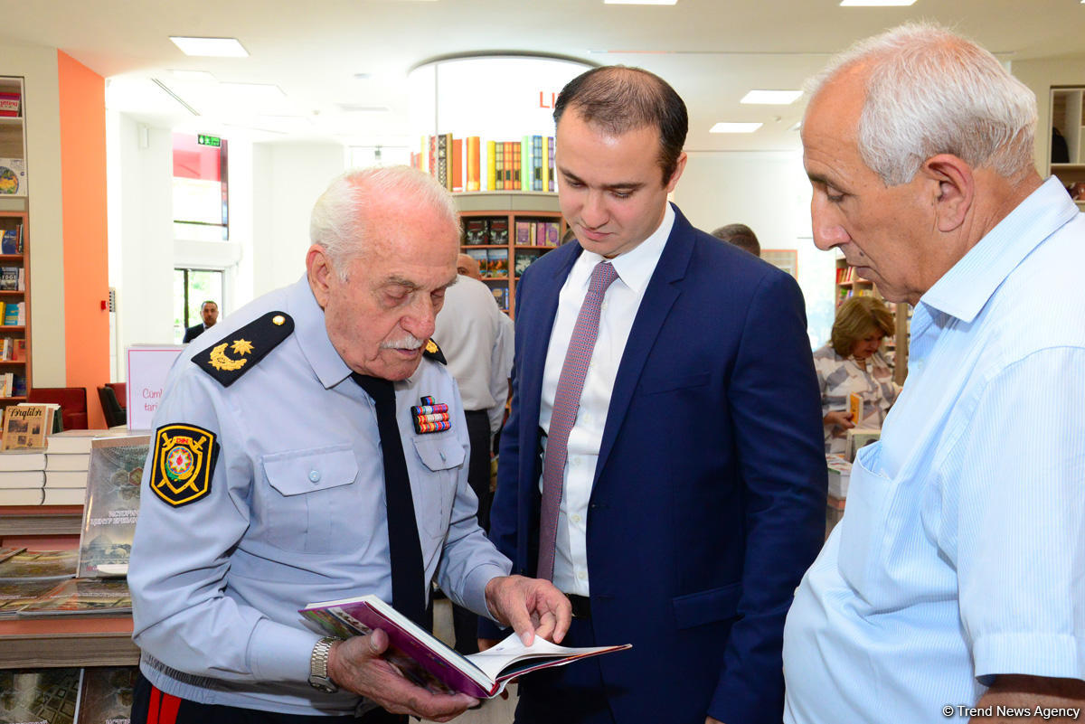 В Баку презентована книга об уничтожении в Армении азербайджанских мусульманских памятников (ФОТО)