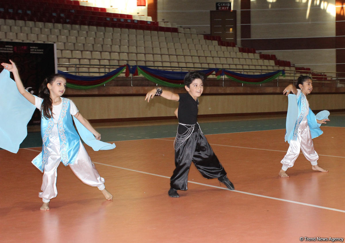 Жаркое лето Баку с освежающими танцами (ФОТО)