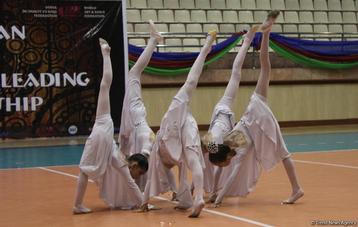 Жаркое лето Баку с освежающими танцами (ФОТО)