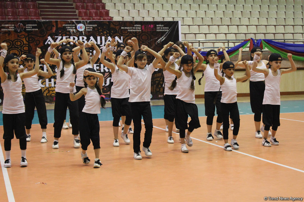 Жаркое лето Баку с освежающими танцами (ФОТО)