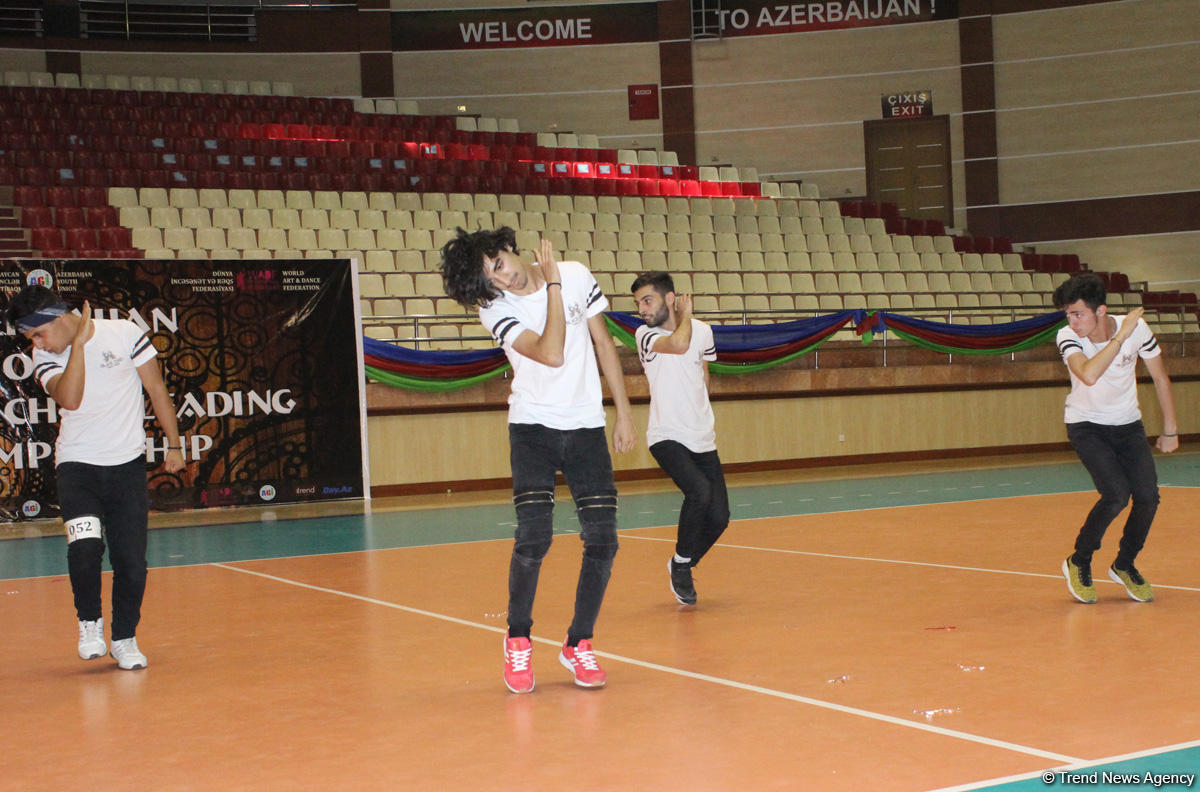 Жаркое лето Баку с освежающими танцами (ФОТО)