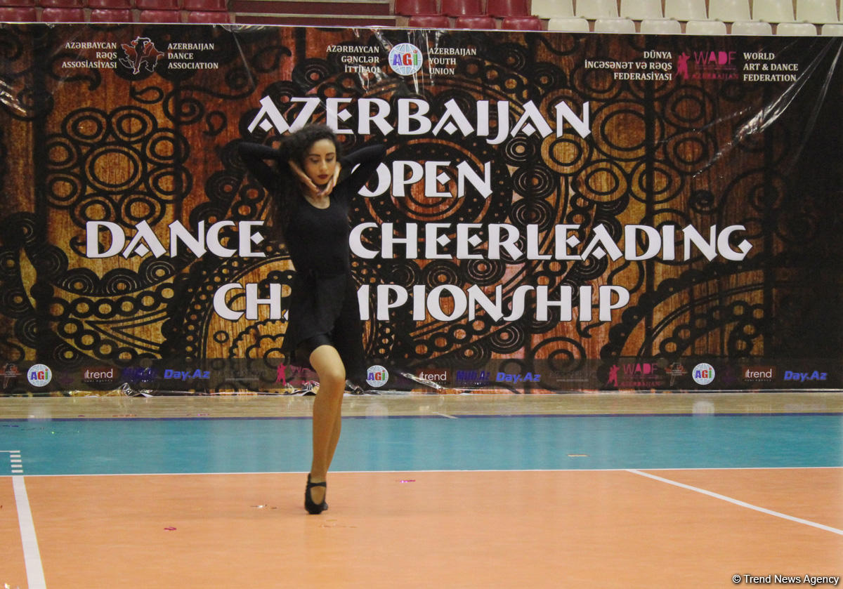 Жаркое лето Баку с освежающими танцами (ФОТО)