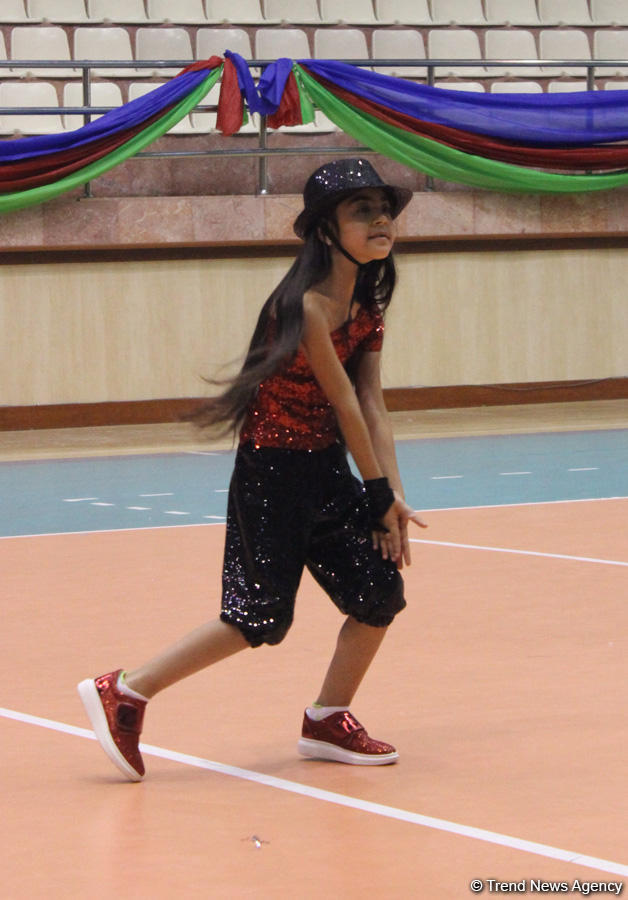 Жаркое лето Баку с освежающими танцами (ФОТО)