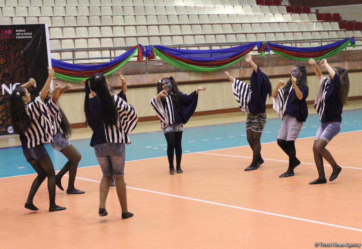 Жаркое лето Баку с освежающими танцами (ФОТО)