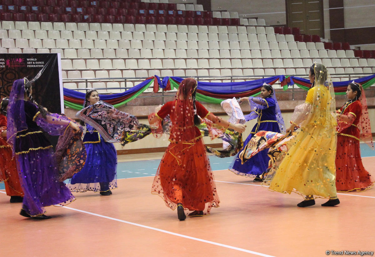 Жаркое лето Баку с освежающими танцами (ФОТО)
