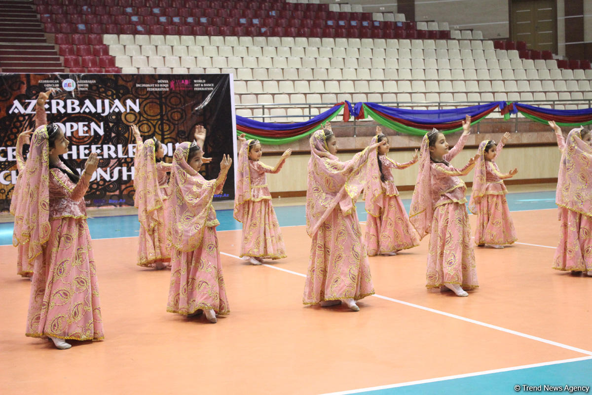 Жаркое лето Баку с освежающими танцами (ФОТО)