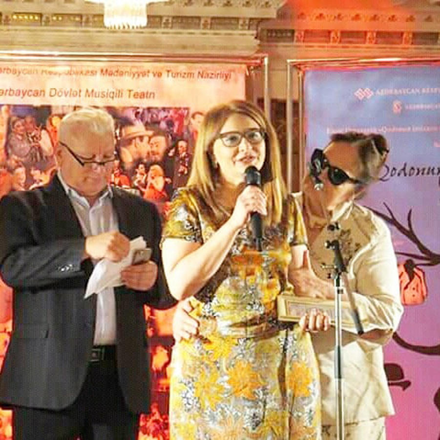 В Баку прошла церемония награждения лучших актеров театрального сезона (ФОТО)