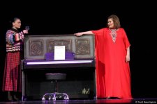 Истерика, крик, надрыв... - в бакинской русдраме закрыли театральный сезон (ФОТО)