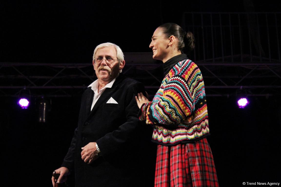 Новая форма работы Бакинской русдрамы вызвала большой интерес в соцсетях (ФОТО)