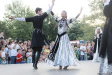 Жаркое лето Бакинского бульвара – танцы и песни народов мира (ФОТО)