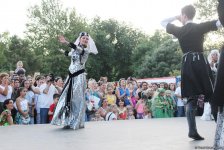 Жаркое лето Бакинского бульвара – танцы и песни народов мира (ФОТО)