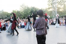 Жаркое лето Бакинского бульвара – танцы и песни народов мира (ФОТО)