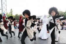 Жаркое лето Бакинского бульвара – танцы и песни народов мира (ФОТО)