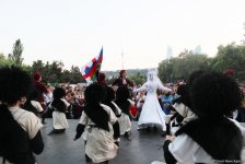 Жаркое лето Бакинского бульвара – танцы и песни народов мира (ФОТО)