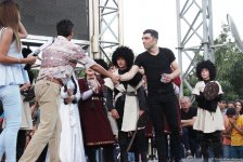 Жаркое лето Бакинского бульвара – танцы и песни народов мира (ФОТО)