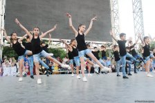 Жаркое лето Бакинского бульвара – танцы и песни народов мира (ФОТО)