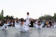 Жаркое лето Бакинского бульвара – танцы и песни народов мира (ФОТО)