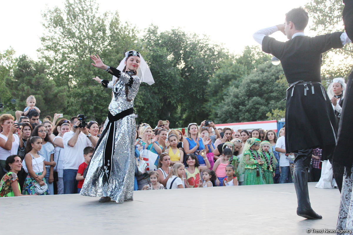 Жаркое лето Бакинского бульвара – танцы и песни народов мира (ФОТО)