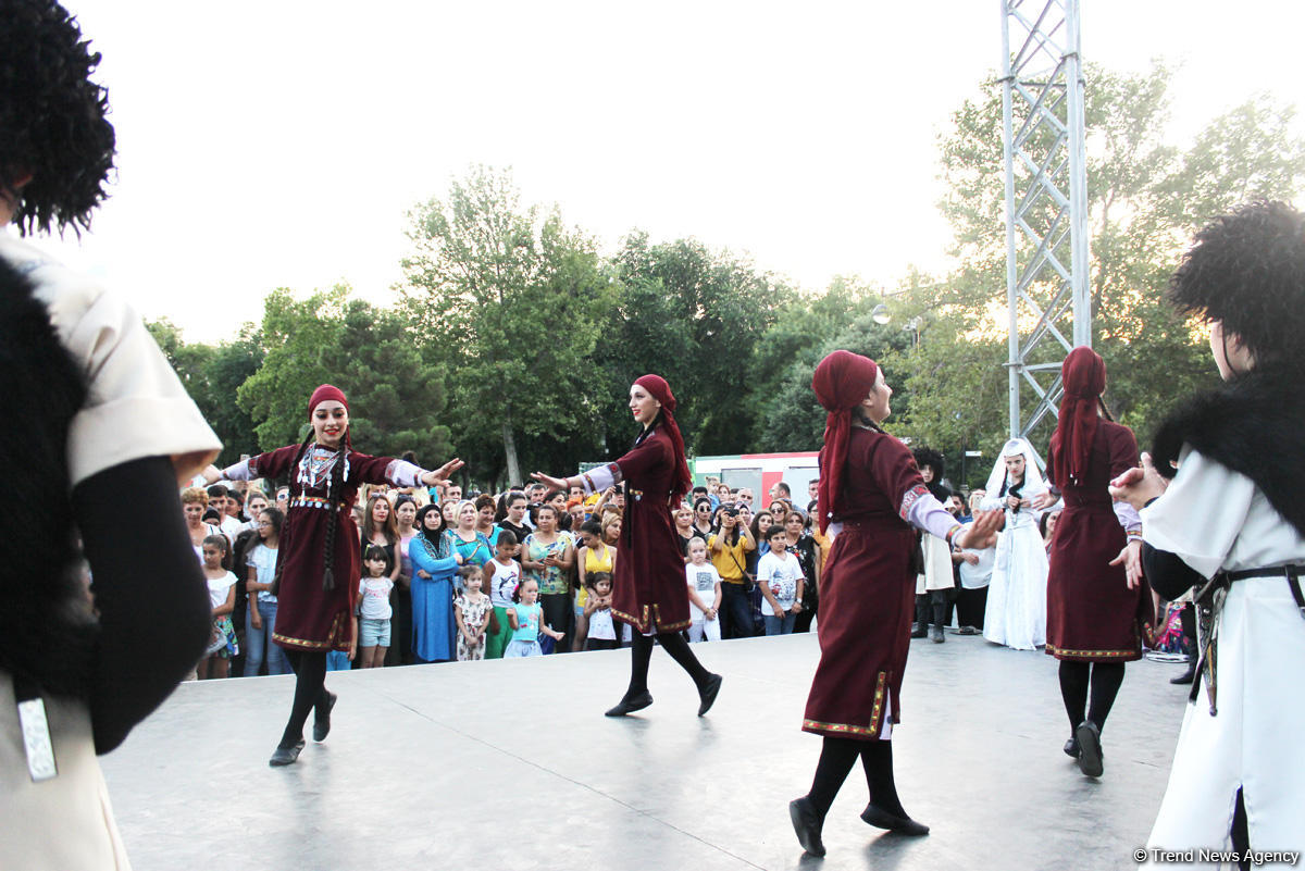 Жаркое лето Бакинского бульвара – танцы и песни народов мира (ФОТО)
