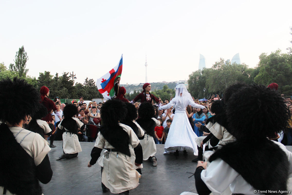 Жаркое лето Бакинского бульвара – танцы и песни народов мира (ФОТО)