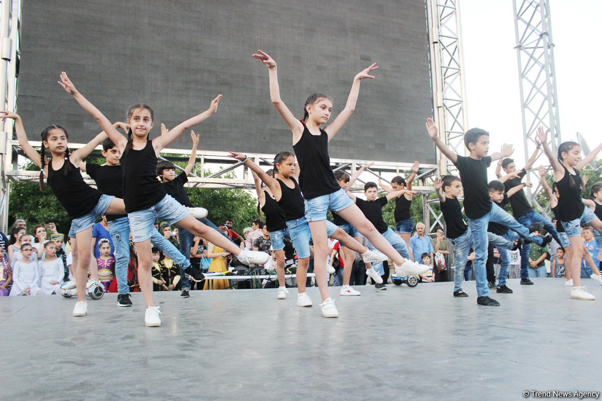 Жаркое лето Бакинского бульвара – танцы и песни народов мира (ФОТО)
