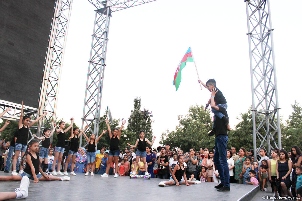 Жаркое лето Бакинского бульвара – танцы и песни народов мира (ФОТО)