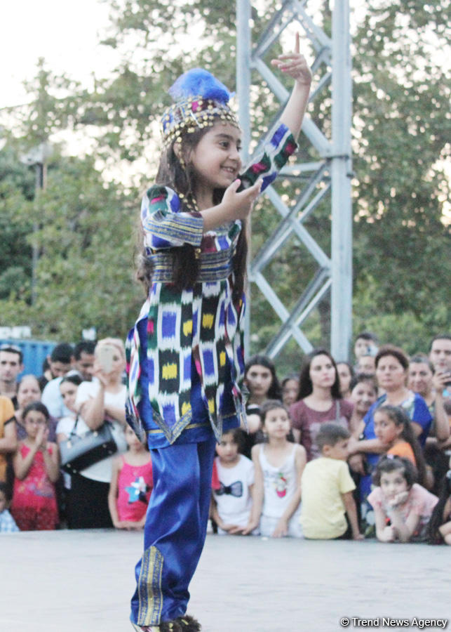 Жаркое лето Бакинского бульвара – танцы и песни народов мира (ФОТО)