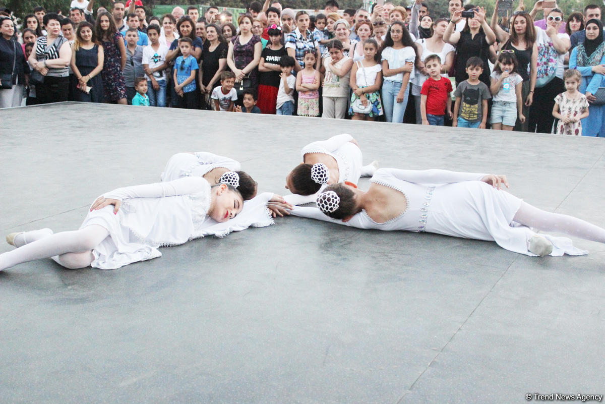 Жаркое лето Бакинского бульвара – танцы и песни народов мира (ФОТО)