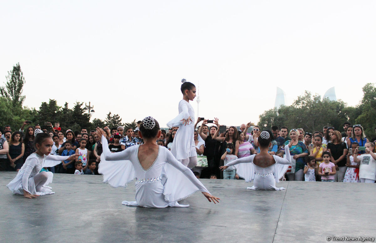 Жаркое лето Бакинского бульвара – танцы и песни народов мира (ФОТО)