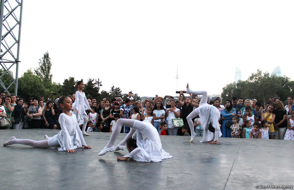 Жаркое лето Бакинского бульвара – танцы и песни народов мира (ФОТО)