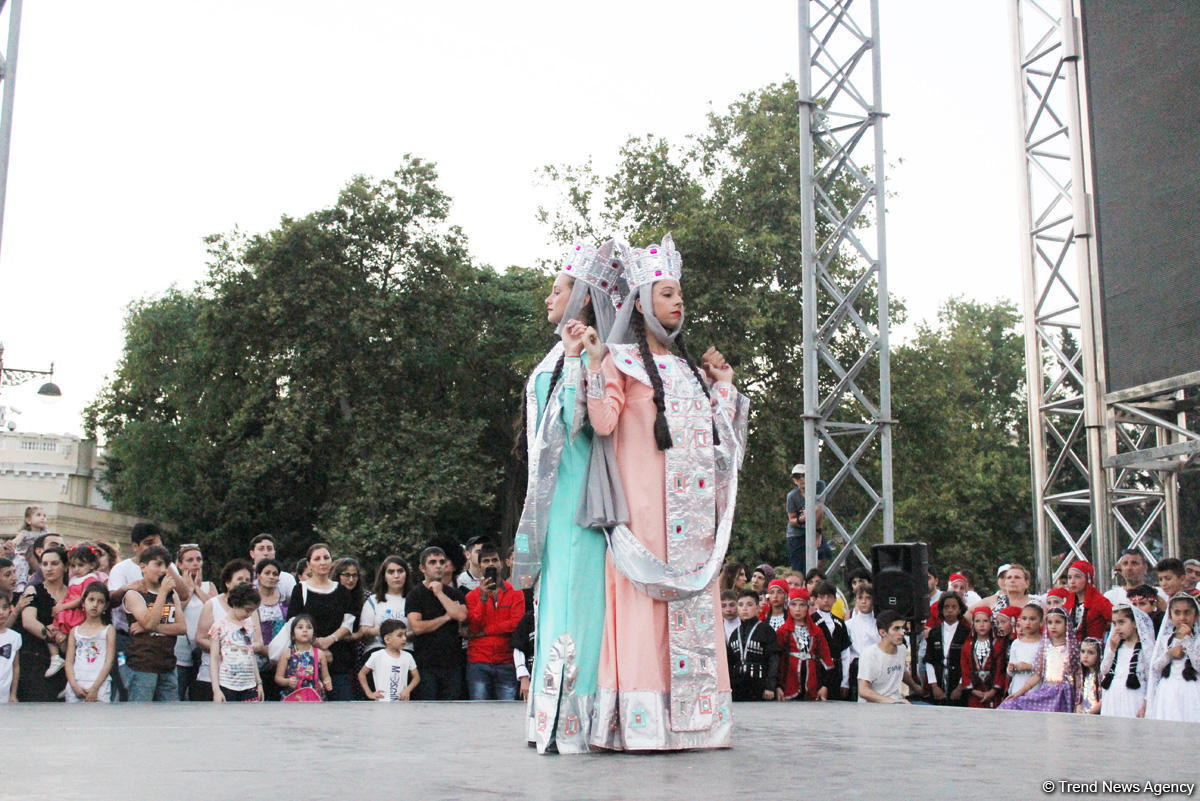 Жаркое лето Бакинского бульвара – танцы и песни народов мира (ФОТО)