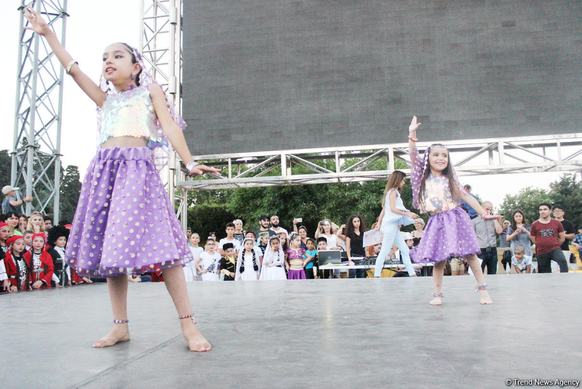 Жаркое лето Бакинского бульвара – танцы и песни народов мира (ФОТО)