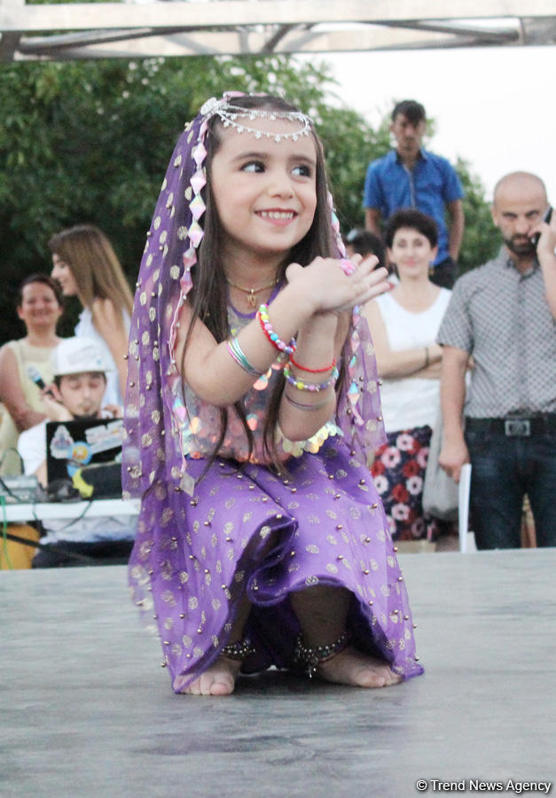 Жаркое лето Бакинского бульвара – танцы и песни народов мира (ФОТО)